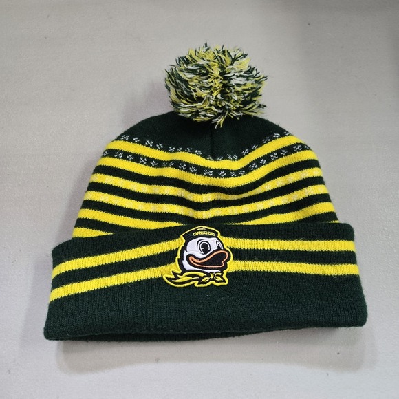 Oregon Ducks Men Beanie ONE SIZE Green Captivating Pom Pom Hat Embroidered - Picture 1 of 11